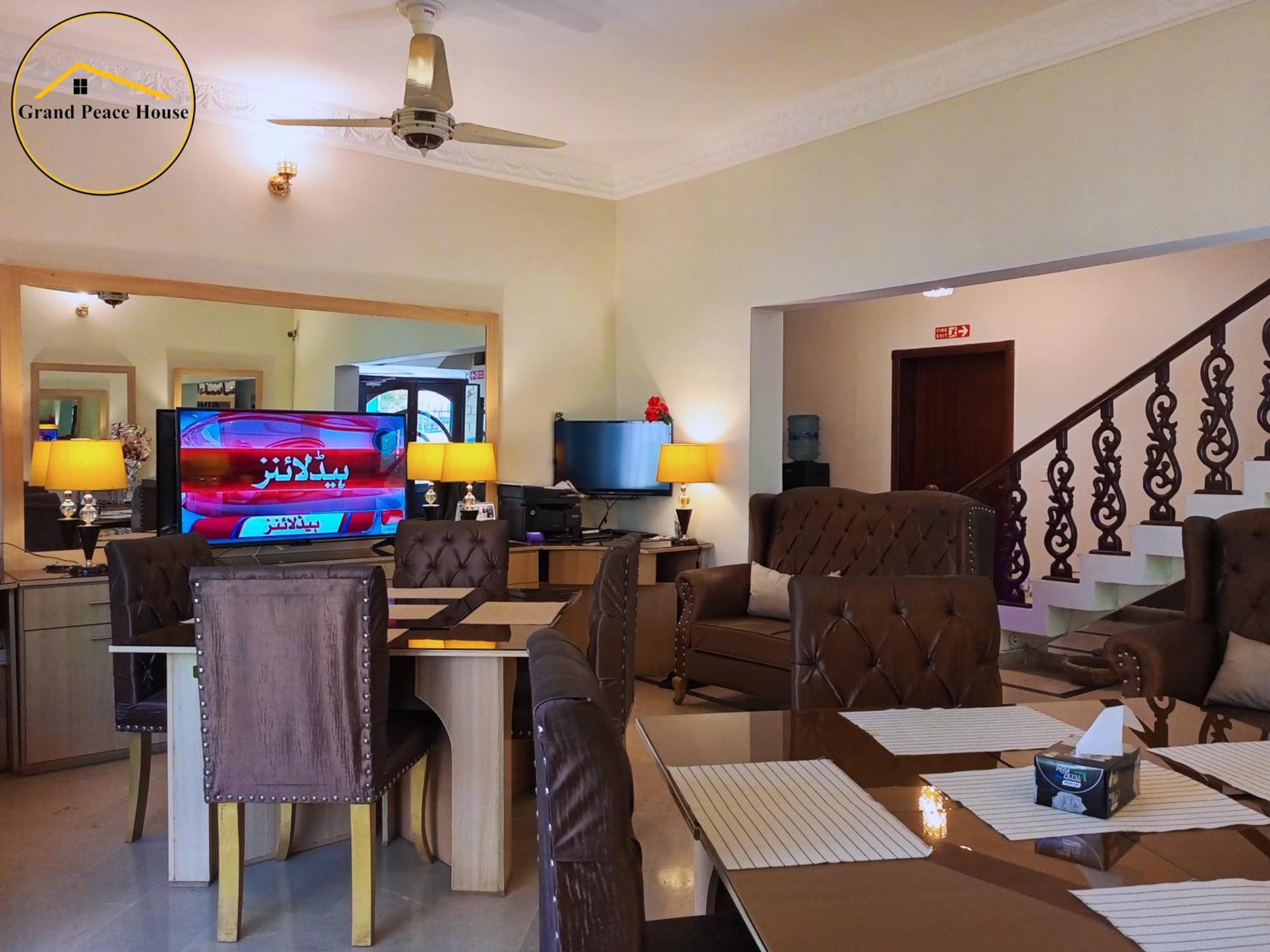 Grand Peace House I Bed & Breakfast Исламабад Екстериор снимка