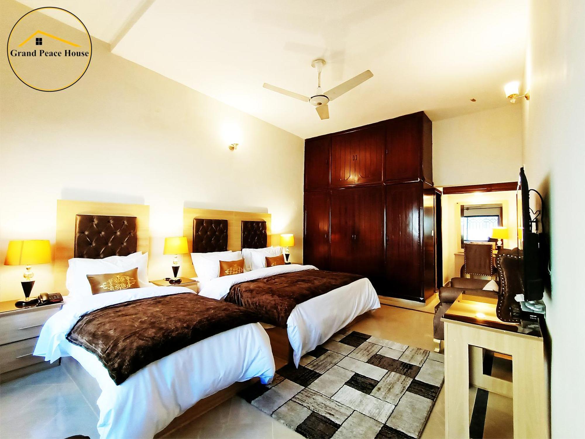 Grand Peace House I Bed & Breakfast Исламабад Екстериор снимка
