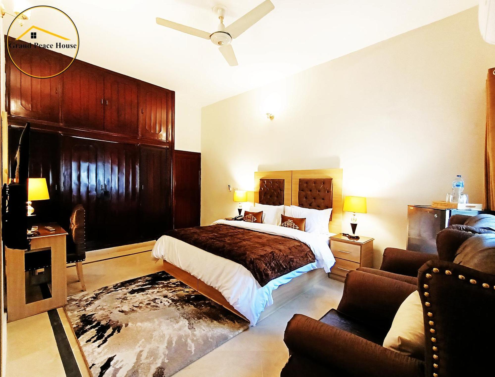 Grand Peace House I Bed & Breakfast Исламабад Екстериор снимка