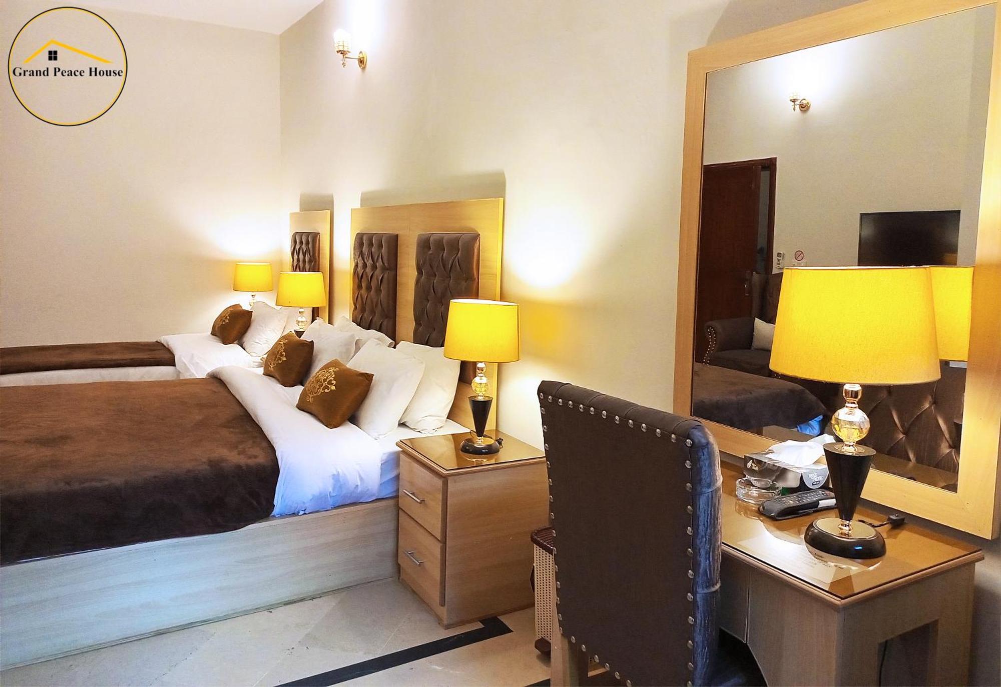 Grand Peace House I Bed & Breakfast Исламабад Екстериор снимка
